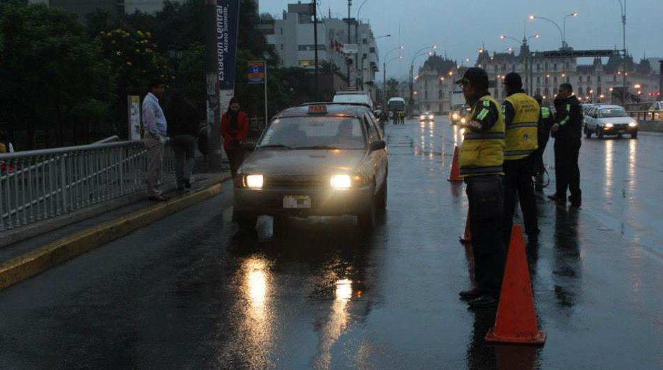 GTU sancionó a conductores de taxis sin franjas amarillas - 1