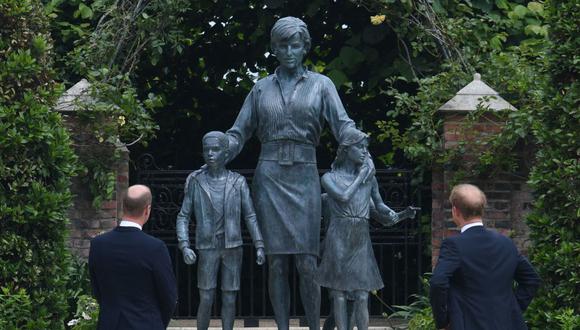 El príncipe William de Gran Bretaña, duque de Cambridge (izq.) y el príncipe Harry de Inglaterra, duque de Sussex, develan una estatua de su madre, la princesa Diana. (Foto de Dominic Lipinski / POOL / AFP).