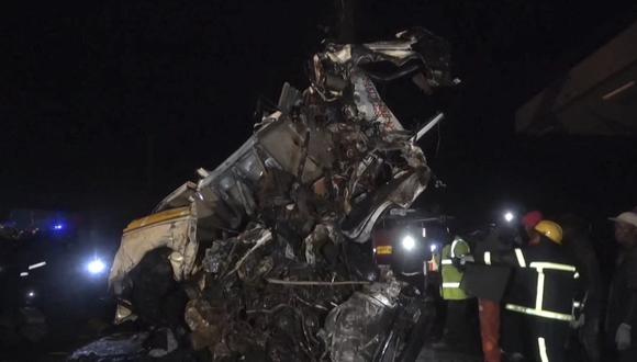 Los restos de un vehículo en la escena después de un accidente en la carretera entre las ciudades de Kericho y Nakuru. (Foto de AFPTV / AFP)