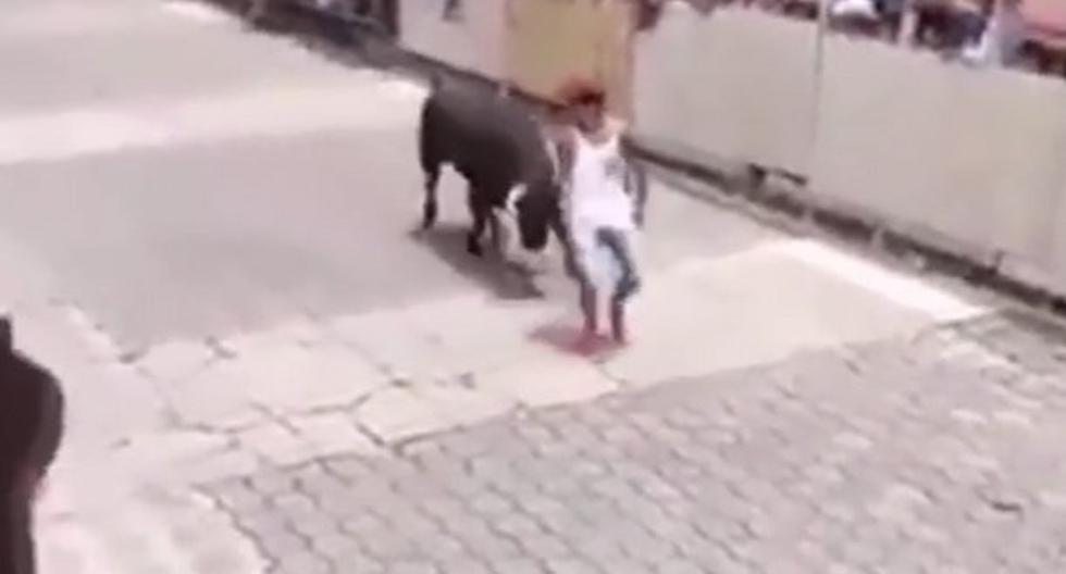 Joven fue embestido brutalmente por un toro. (Foto: Captura)