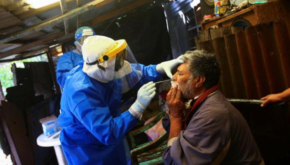 Un trabajador de la salud toma una muestra de hisopo nasal para detectar la enfermedad del coronavirus (COVID-19) en Narcizo, de 64 años, dentro de su casa sobre una chinampa, o jardín flotante, en Xochimilco, una de las zonas altamente contagiosas, en las afueras de la Ciudad de México. (Foto: REUTERS / Edgard Garrido).