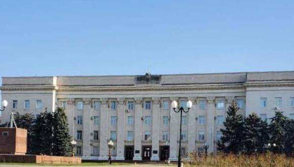 Ucrania dice que ha retirado la bandera rusa de la sede administrativa de la ocupada ciudad de Kherson.