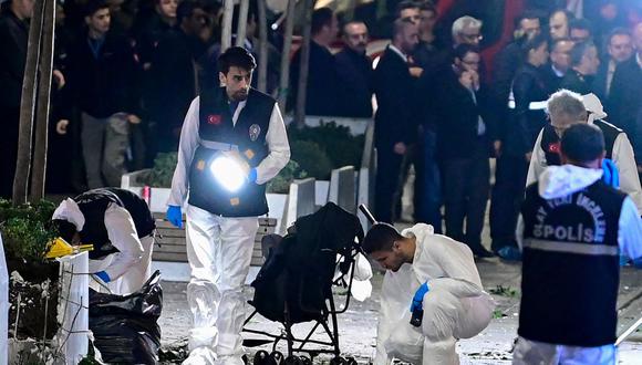 La policía trabaja en la escena donde una fuerte explosión mató a varias personas en la calle comercial de Istiklal, en Estambul, Turquía, el 13 de noviembre de 2022. (Yasin AKGUL / AFP).