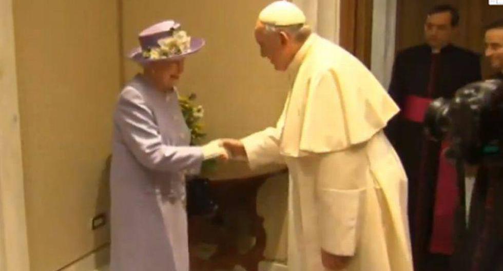 Bergoglio le regaló a la reina una esfera de lapislázuli (Foto: YouTube/The Royal Family Channel)