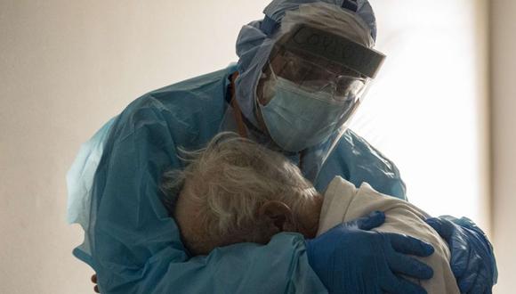 El Dr. Joseph Varon abraza y consuela a un paciente en la unidad de cuidados intensivos (UCI) COVID-19 durante el Día de Acción de Gracias en el United Memorial Medical Center en Houston, Texas. (Foto: Nakamura / Getty Images / AFP).