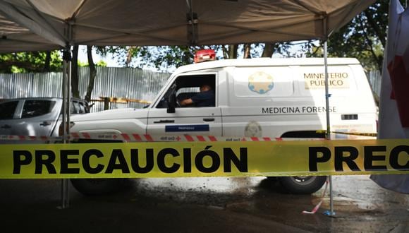Una ambulancia de Medicina Legal transporta los restos de varias de las 46 mujeres muertas durante un incendio luego de una reyerta entre reclusas del Centro de Adaptación Social de la Mujer (CEFAS) al Centro de Medicina Legal y Ciencias Forenses en Tegucigalpa. (Foto por Orlando SIERRA / AFP)