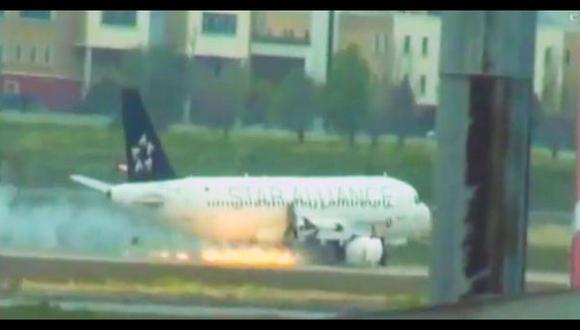 Avión aterriza de emergencia con motor ardiendo en Estambul