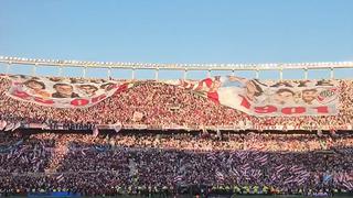 Hinchas de River Plate fallan en desplegar telón con ídolos del club en el duelo ante Boca Juniors | VIDEO