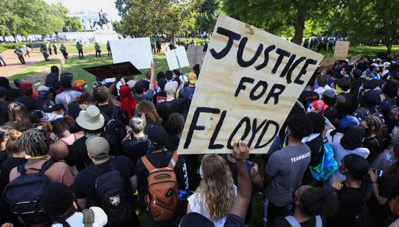 Un grupo de ciudadanos estadounidenses protesta cerca de la Casa Blanca el último domingo exigiendo justicia por la muerte de George Floyd. (AP Photo/Manuel Balce Ceneta).
