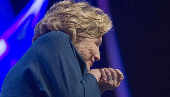 Hillary Clinton esquiva el zapato que le lanzó una mujer