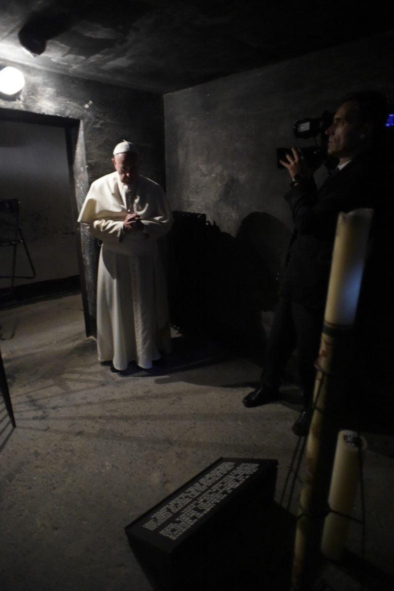 Pope Francis prays in tribute to the Polish father Kolbe, on July 29, 2016, when he toured the sinister Auschwitz concentration camp.  (Photo: AP Agency)