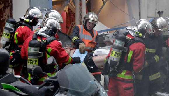 Foto archivo. Un hombre herido es evacuado en una camilla por los bomberos después de la explosión de una panadería en la esquina de las calles Saint-Cecile y Rue de Trevise en el centro de París. (AFP/Thomas SAMSON).
