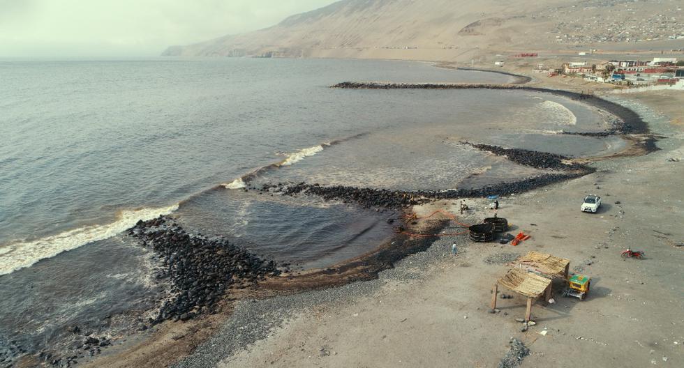 Pocitos, una de las playas más concurridas de Ancón, luce ennegrecida por el petróleo. En la zona solo había ayer dos equipos skimmers para succionar el crudo del mar. 2. (Carls Mayo)