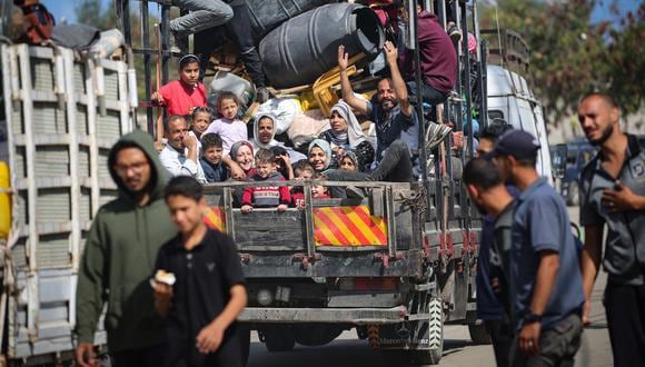Los palestinos desplazados huyeron de Rafah con sus pertenencias a zonas más seguras en el sur de la Franja de Gaza el 7 de mayo de 2024. (Foto de AFP)