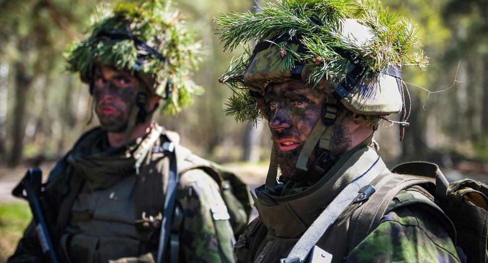 Los miembros de MPK, la Asociación de Entrenamiento de Defensa Nacional de Finlandia, asisten a un ejercicio en la base militar de Santahamina en Helsinki, el 14 de mayo de 2022. (ALESSANDRO RAMPAZZO / AFP).