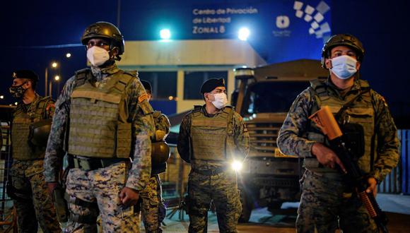 Soldados montan guardia afuera de una prisión donde los reclusos fueron asesinados durante un motín que el gobierno describió como una acción concertada de organizaciones criminales, en Guayaquil, Ecuador, 23 de febrero de 2021. (REUTERS/Vicente Gaibor del Pino).