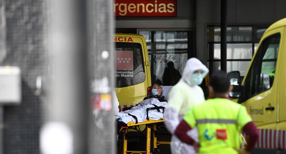 Un hombre con una máscara facial es llevado al hospital de La Paz en Madrid. El número de muertos por coronavirus en España aumentó a 2.182 después de que 462 personas murieran en 24 horas. (AFP / PIERRE-PHILIPPE MARCOU).