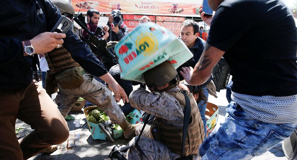 Un militar es derribado en una protesta en Valparaíso. (REUTERS/Rodrigo Garrido).