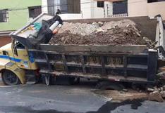 Chorrillos: tráiler con desmonte se hunde en el pavimento de una calle de la urbanización Matellini