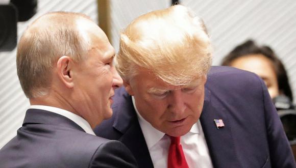 El presidente ruso Vladimir Putin y Trump estrecharon sus manos en la cumbre del Foro de Cooperación Económica Asia-Pacífico (APEC) en Danang (Vietnam). Luego aseguró que Putin le dijo que no interfirió en las elecciones estadounidenses, pero se contradijo al asegurar que confía en sus agencias de Inteligencia. (Foto: Reuters)