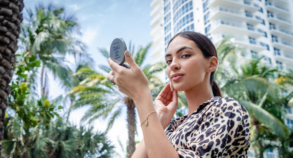 La modelo y conductora Natalie Vértiz (embajadora de Yanbal) pone a prueba la línea de bloqueadores “total block” –los más vendidos de la marca– bajo el candente sol de Miami.
