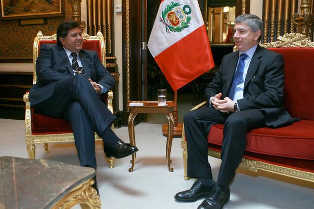 Alan García junto al presidente de Colombia César Gaviria en el 2008 en Lima.