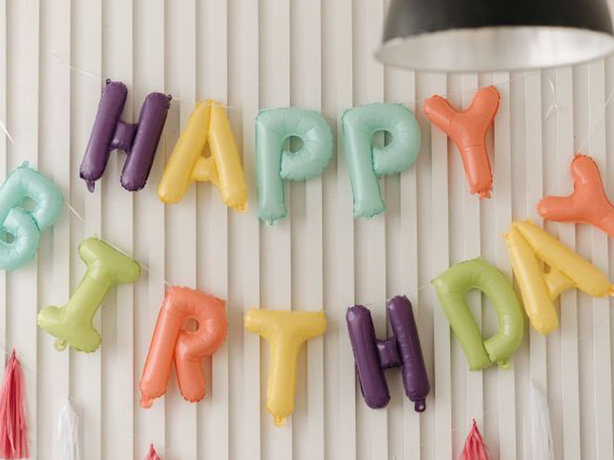 Idea de decoración de cumpleaños divertida fiesta y muchos regalos creativos  y brillantes la idea de sorpresa y alegría