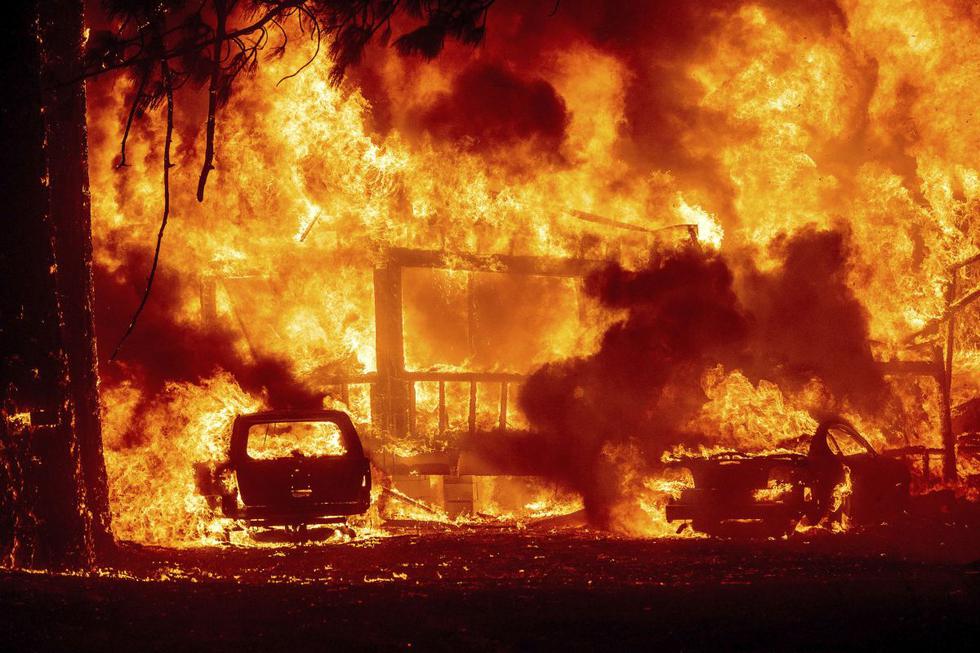 El incendio Dixie, la gran amenaza para California en estos momentos y que entre el miércoles y el jueves arrasó la pequeña población de Greenville, se convirtió este viernes en el tercer fuego más grande en la historia del estado dorado. (Texto: EFE / Foto: AP).