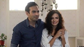 Horario de “Amor a segunda vista”, la nueva telenovela de Özge Özpirinçci y Buğra Gülsoy