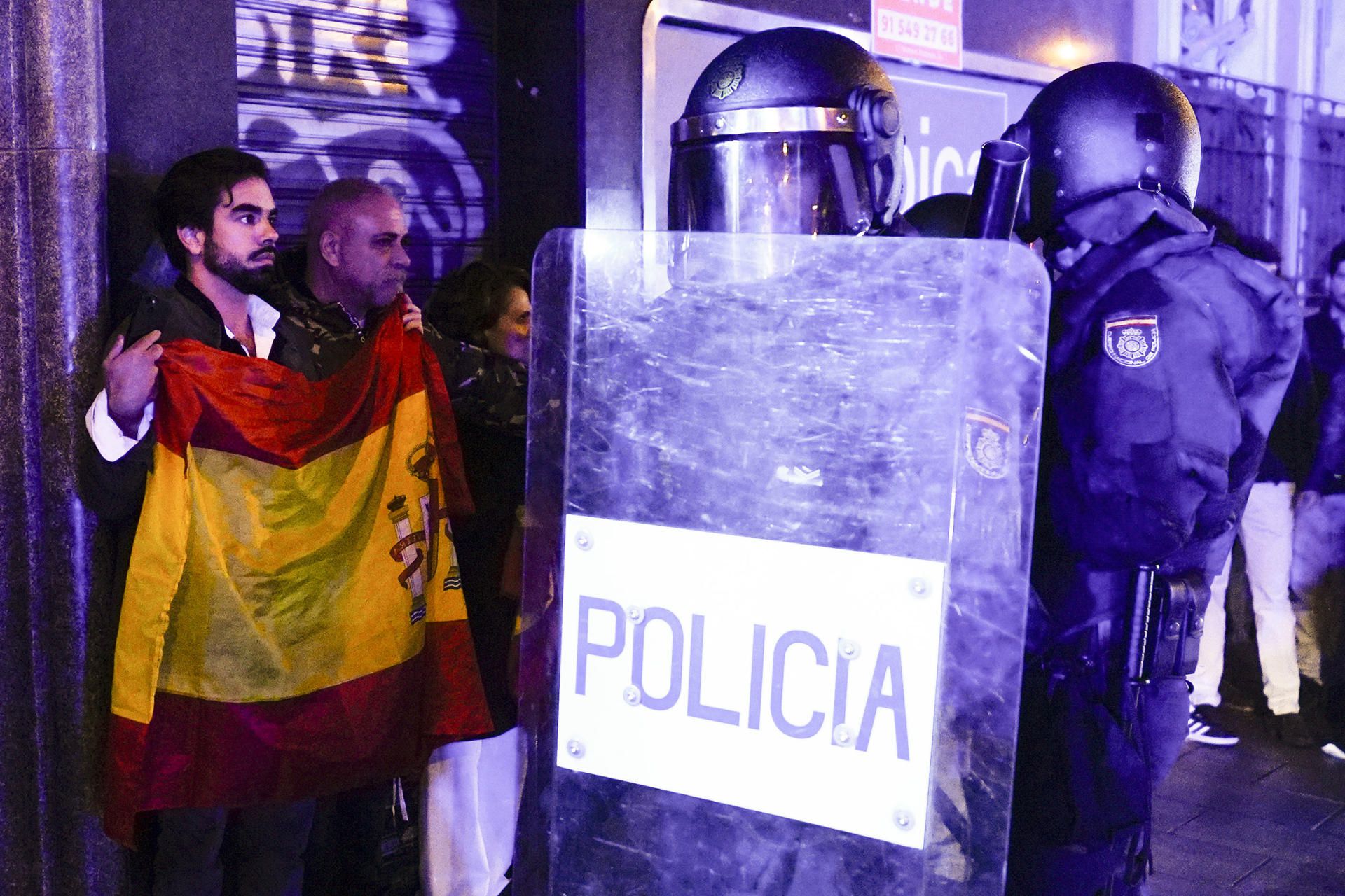 Riots following the demonstration against amnesty on Wednesday on Ferraz Street, in Madrid, next to the PSOE headquarters.  (EFE/ Borja Sánchez-Trillo).