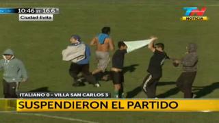 Hinchas roban uniforme a jugador argentino ¡en pleno partido!