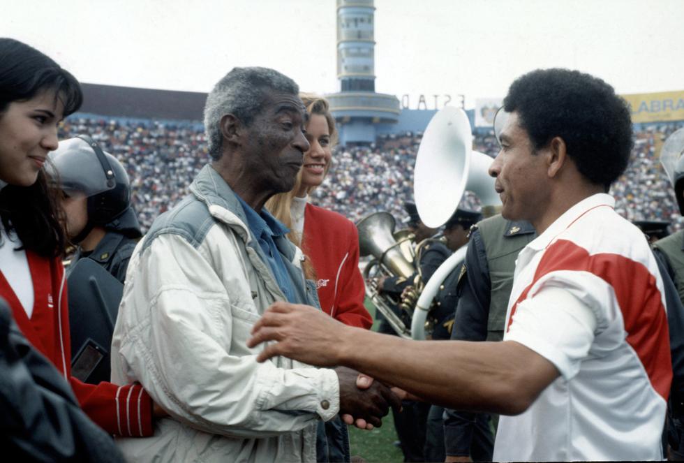 El extécnico brasileño junto a al capitán de su proceso, Héctor Chumpitaz, en un homenaje que le hicieron en 1992. (Foto: GEC).