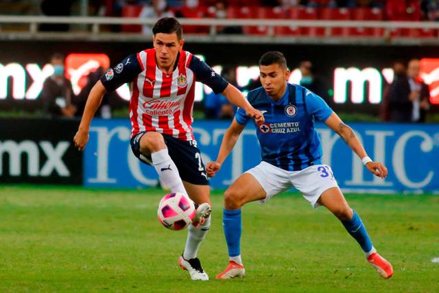 Chivas vs. Cruz Azul por el Apertura 2021 de la Liga MX | Foto: EFE.