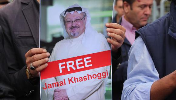 Varios activistas muestran retratos del periodista saudí desaparecido Jamal Khasoggi durante una manifestación organizada por la Asociación de Medios de Comunicación Turco-Árabes. (Foto: EFE)