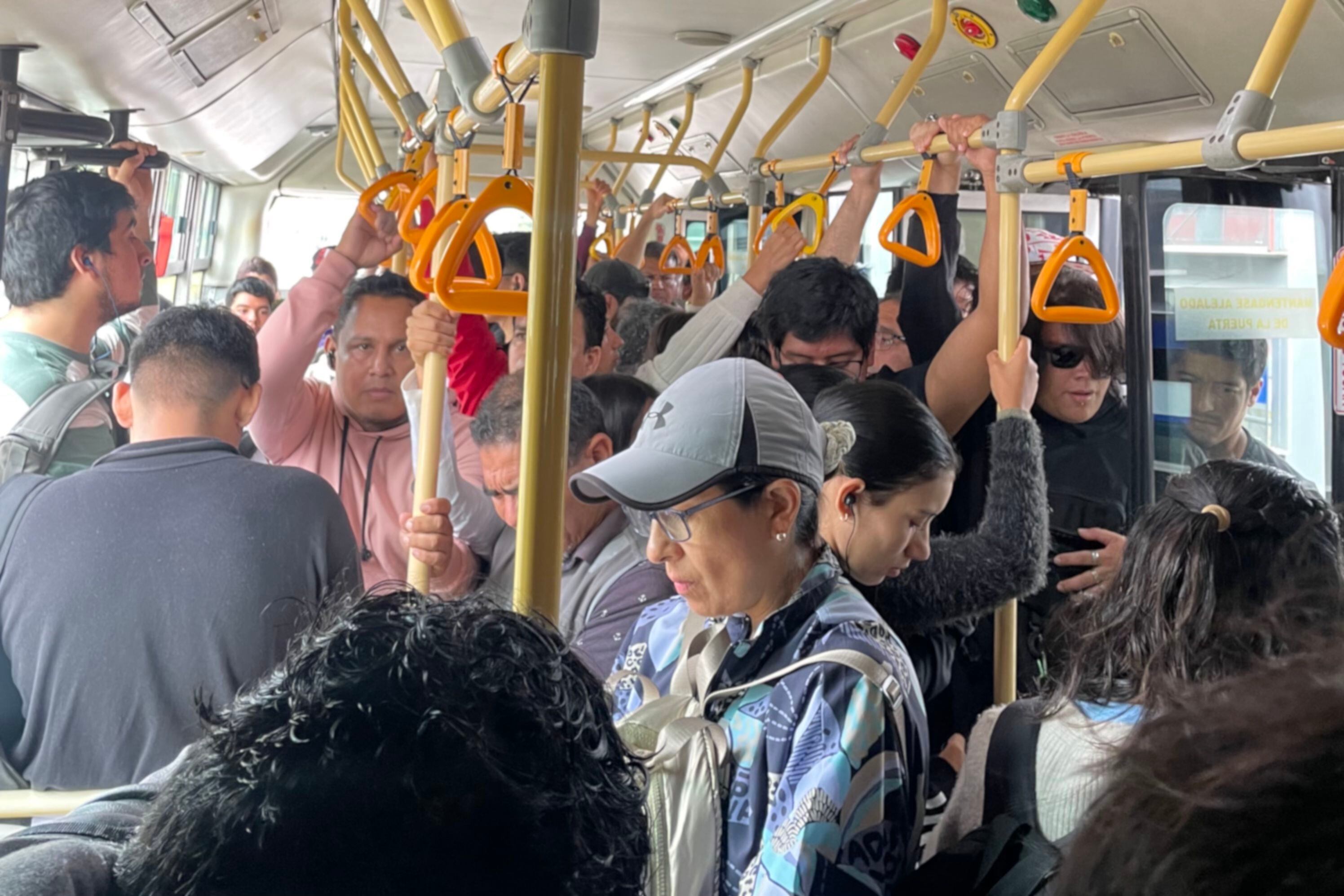 Luego de la división por colas, adentro de los buses los usuarios varones y mujeres se mezclan.