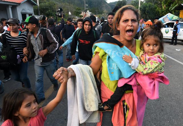 Cientos de migrantes hondureños retoman en Guatemala su camino hacia Estados Unidos. Foto: AFP