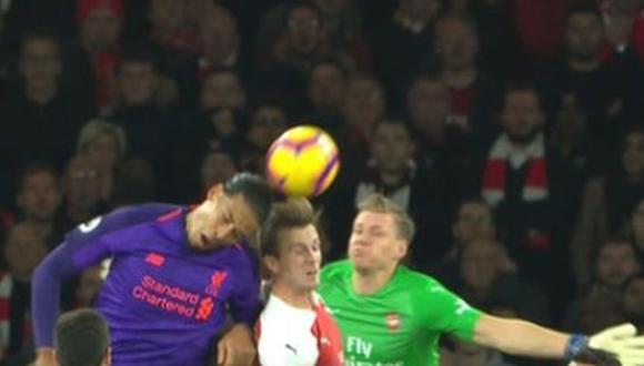 En el Arsenal vs. Liverpool, Van Dijk lanzó un cabezazo al palo y se perdió el 1-0 a favor de los 'Reds'. El duelo se desarrolló por la fecha 11 de la Premier League (Foto: captura de pantalla)