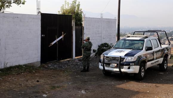 Soldados y policías municipales resguardan la zona donde fueron hallados ocho cuerpos en el municipio de Tultepec, Estado de México. (EFE/Str).