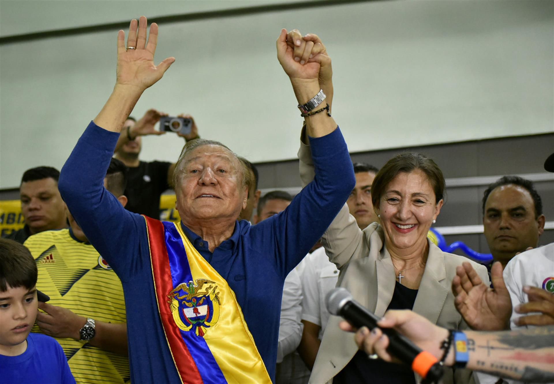 The candidate for the presidency of Colombia Rodolfo Hernández raises his arms with Íngrid Betancourt, presidential candidate until this Friday, during a campaign event in Barranquilla.  (EFE/ Str).