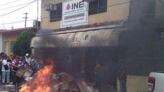 México: Profesores toman oficinas electorales y queman boletas