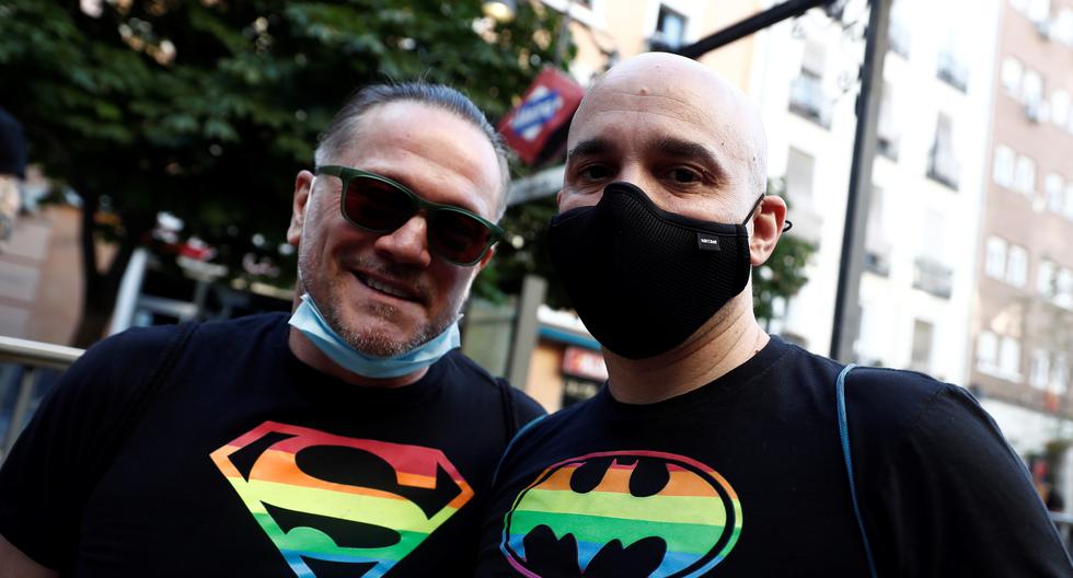 El primer matrimonio homosexual en España se celebró el 11 de julio de 2005, tan solo ocho días después de que la ley entrara en vigor. En la imagen, dos personas participan en las celebraciones del Día del Orgullo en Madrid. (Foto: EFE/ Mariscal).