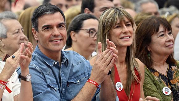 El primer ministro español y candidato del Partido Socialista Español (PSOE), Pedro Sánchez y su esposa Begoña Gómez, en Getafe, a las afueras de Madrid, el 21 de julio de 2023. (Foto de JAVIER SORIANO / AFP)