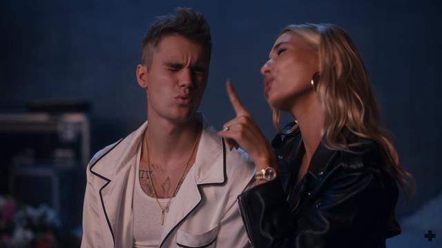 Justin Bieber y Hailey Baldwin se muestran románticos en el video de "10,000 Hours", estrenado poco después de su boda. (Foto: YouTube)