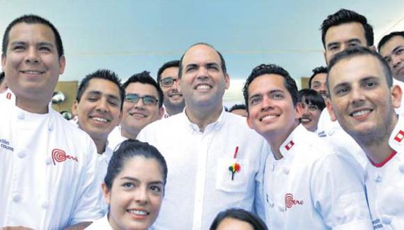 La nueva generaci&oacute;n con el premier, Fernando Zavala. Los cocineros lanzaron su movimiento con el apoyo de Prom-Per&uacute;. (Foto: Juan Ponce)