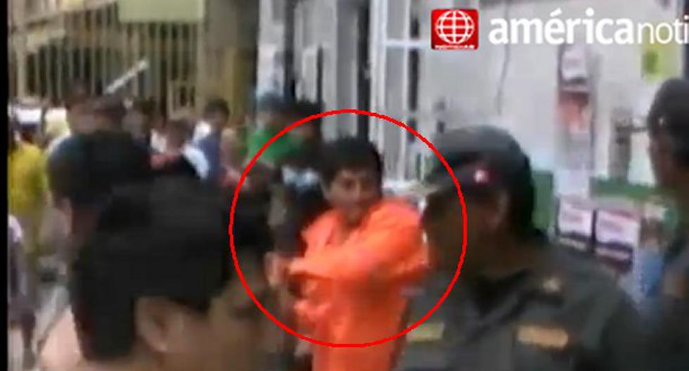 Comerciante atacó a policía. (Foto: Captura América Noticias)