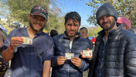 Un grupo de personas migrantes permanecen en un campamento improvisado junto al Río Bravo se anotan en un censo el 29 de diciembre de 2022, en la ciudad de Matamoros, estado de Tamaulipas, México. (Foto de EFE/ Abraham Pineda Jácome)