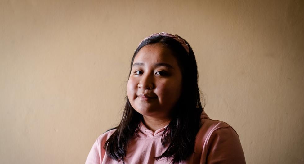 Ella es Paola, una corresponsal escolar de 16 años que, junto con otros compañeros, ha escrito cómo la pandemia ha afectado el proceso de aprendizaje de los jóvenes. 
(Foto: Francesca Raffo)