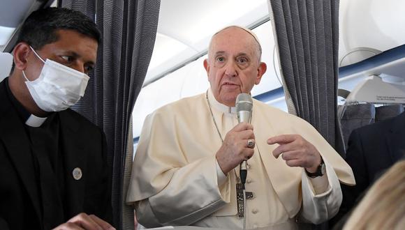 El papa Francisco da una conferencia de prensa a bordo del avión en su vuelo de regreso a Roma después de visitar Chipre y Grecia, el 6 de diciembre de 2021. (ALESSANDRO DI MEO / AFP).