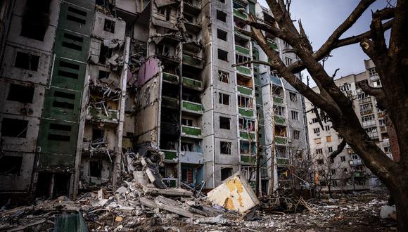 Esta fotografía tomada el 4 de marzo de 2022 muestra un edificio residencial dañado durante un bombardeo el día anterior en la ciudad de Chernígov. (Foto: Dimitar DILKOFF / AFP)