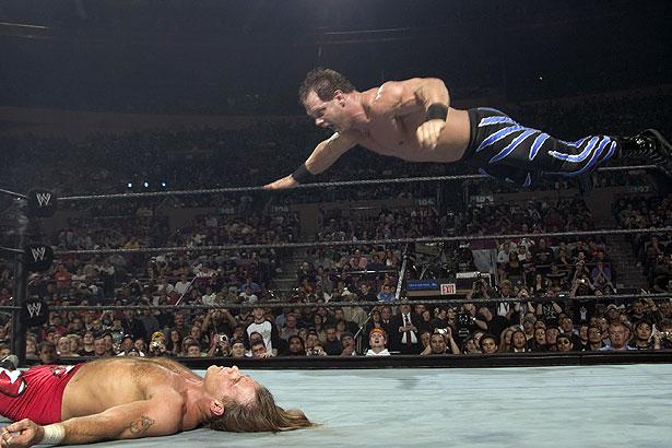 Chris Benoit realizando una maniobra aérea. (Foto: WWE)